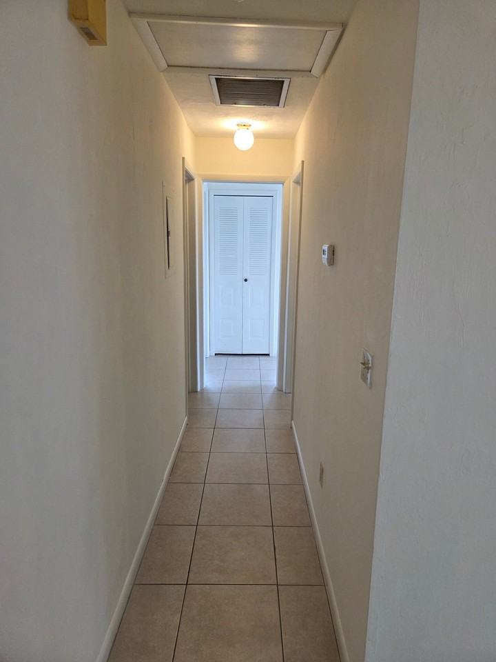 1222 Se 8th St #2 - Photo 7 of 17