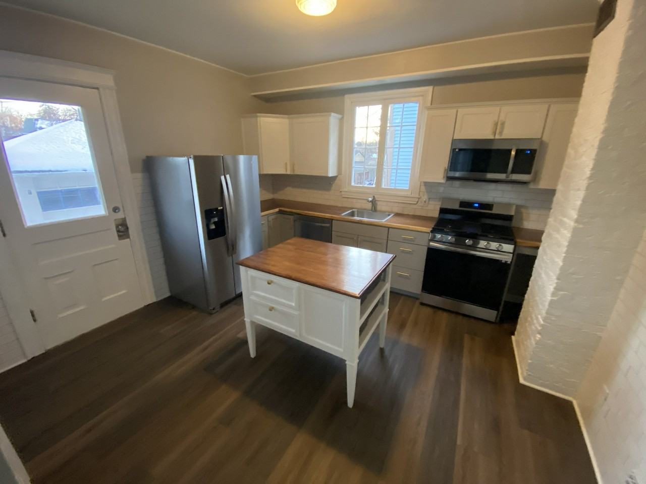 243 Richard St - Photo 2 of 9