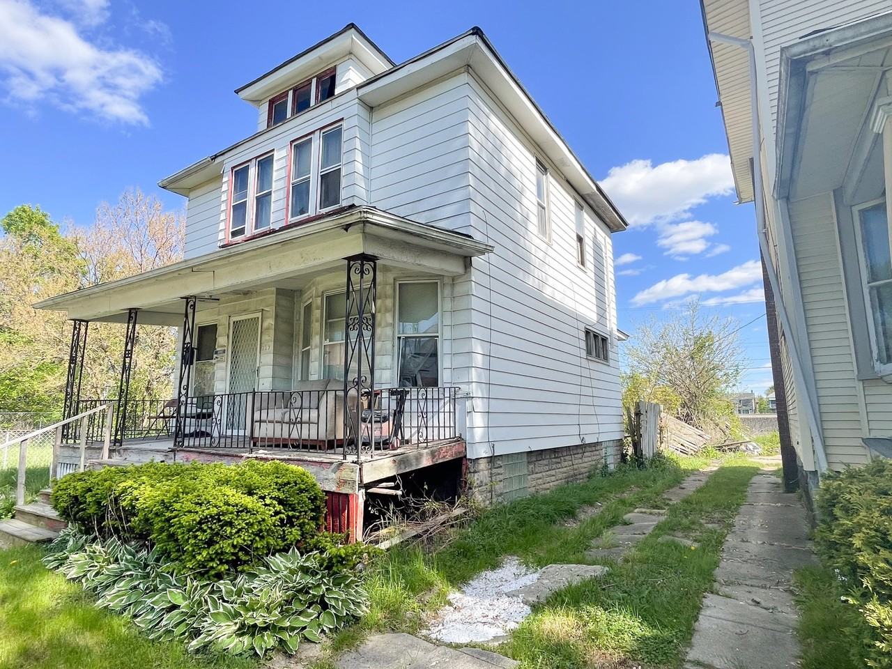 227 W Grand - Photo 2 of 16