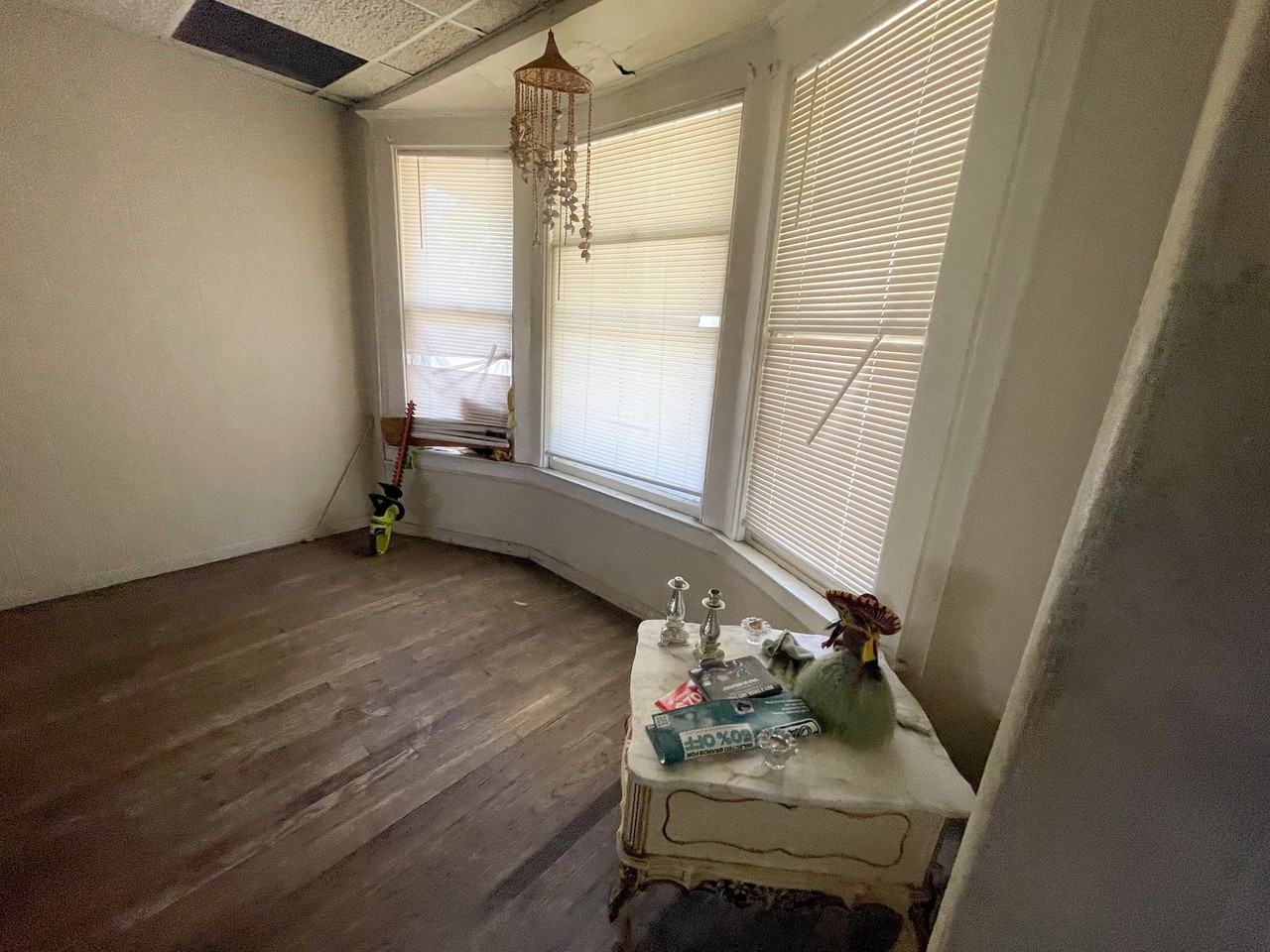 227 W Grand - Photo 5 of 16