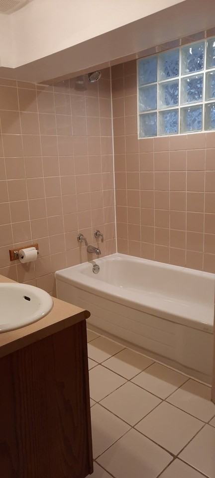 718 Coxwell Ave - Photo 3 of 9