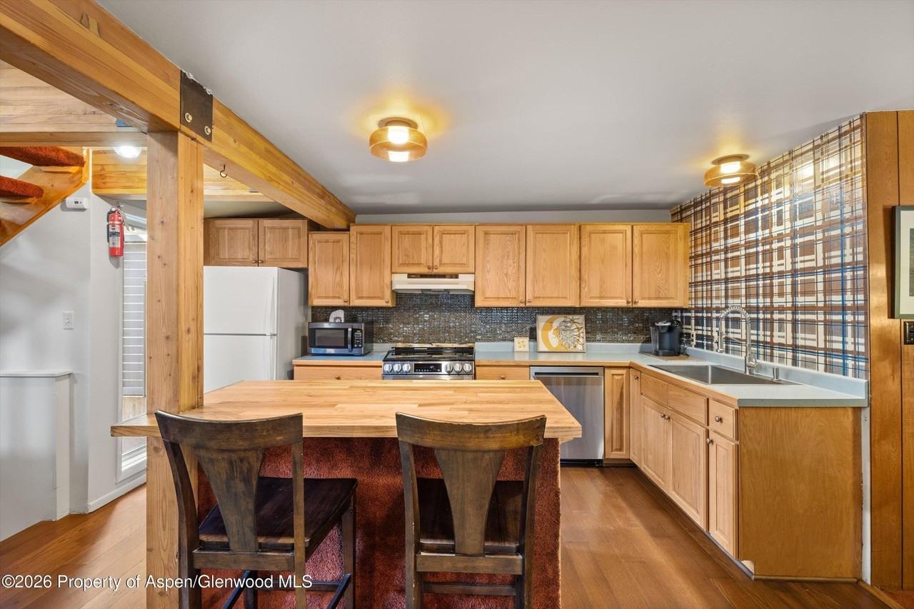 217 W Bleeker St - Photo 6 of 17