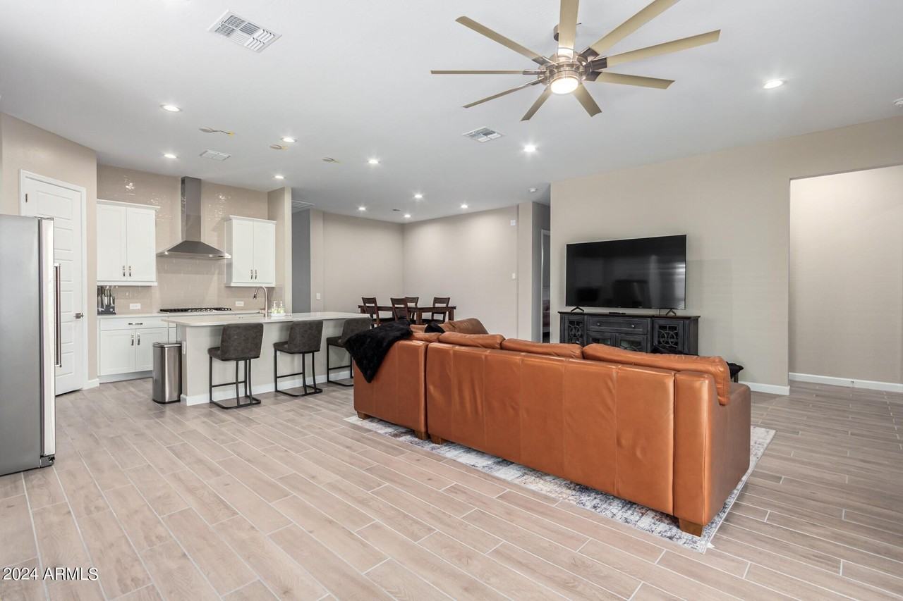10472 W Adam Ave - Photo 3 of 32
