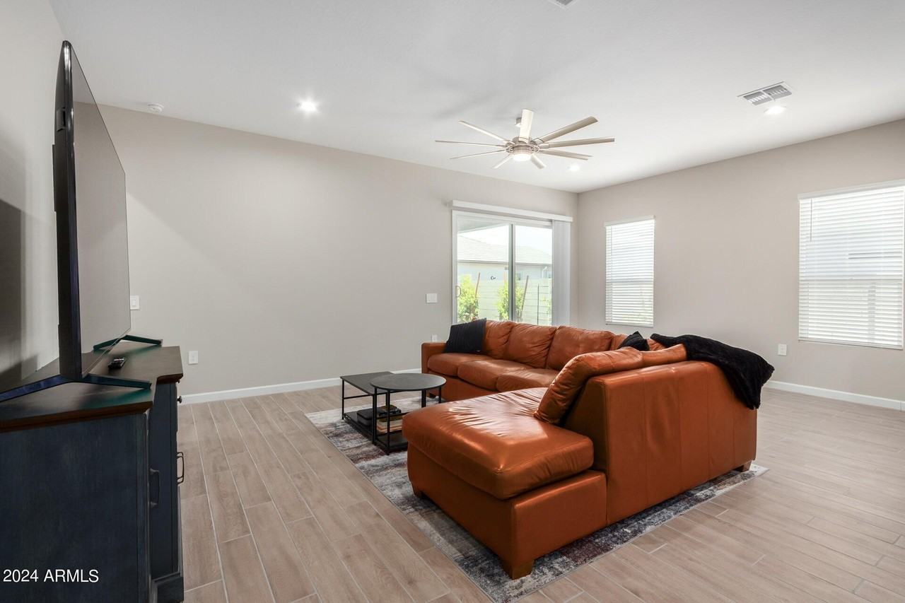 10472 W Adam Ave - Photo 4 of 32