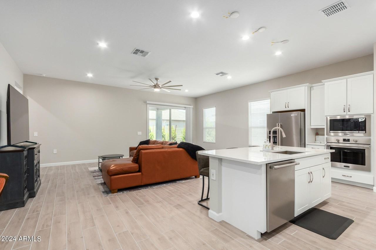 10472 W Adam Ave - Photo 6 of 32