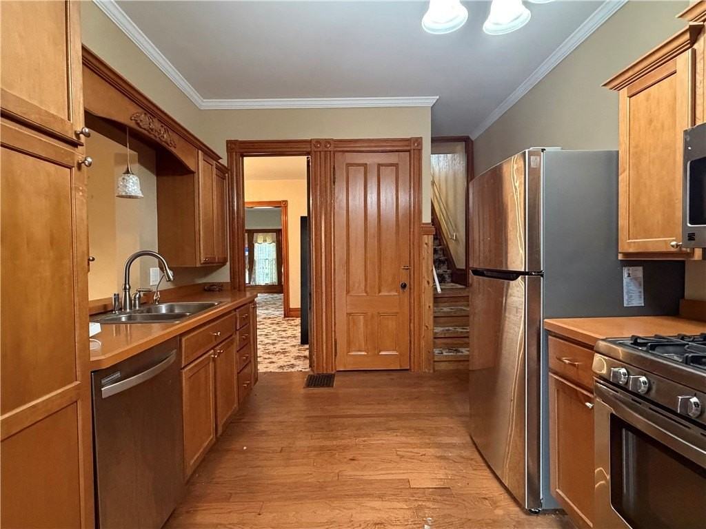 301 W Clinton St - Photo 2 of 12
