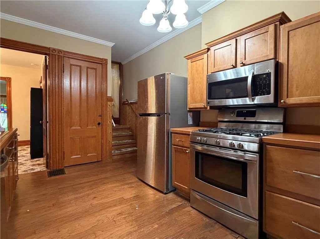 301 W Clinton St - Photo 3 of 12