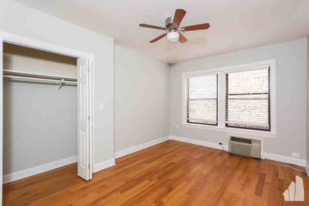 837 W Wolfram St #406 - Photo 2 of 6