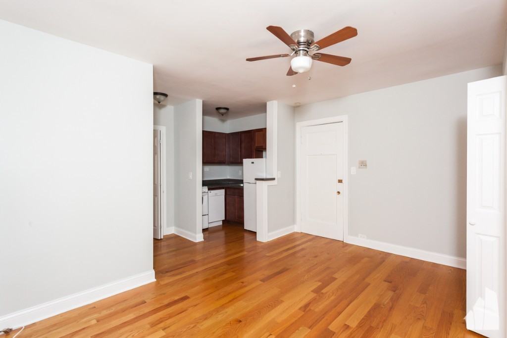 837 W Wolfram St #406 - Photo 3 of 6