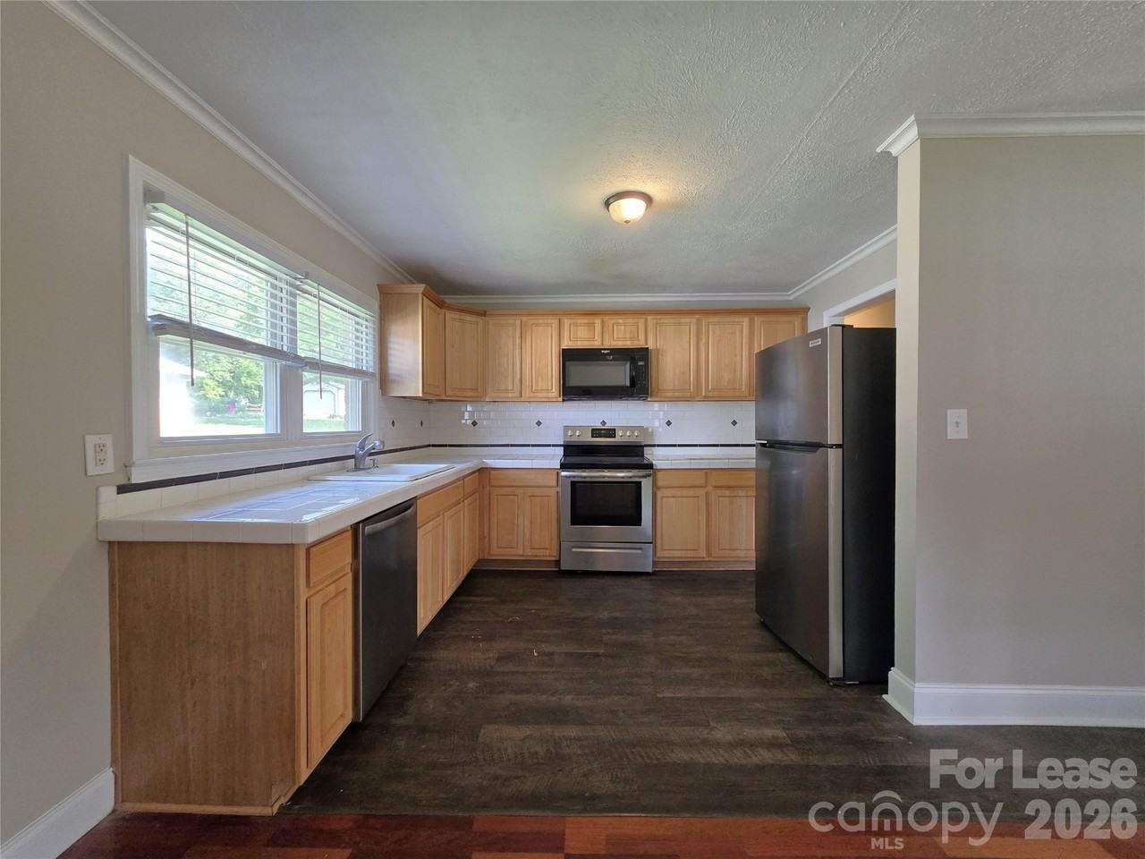 1052 Rembrandt Dr Sw - Photo 4 of 26
