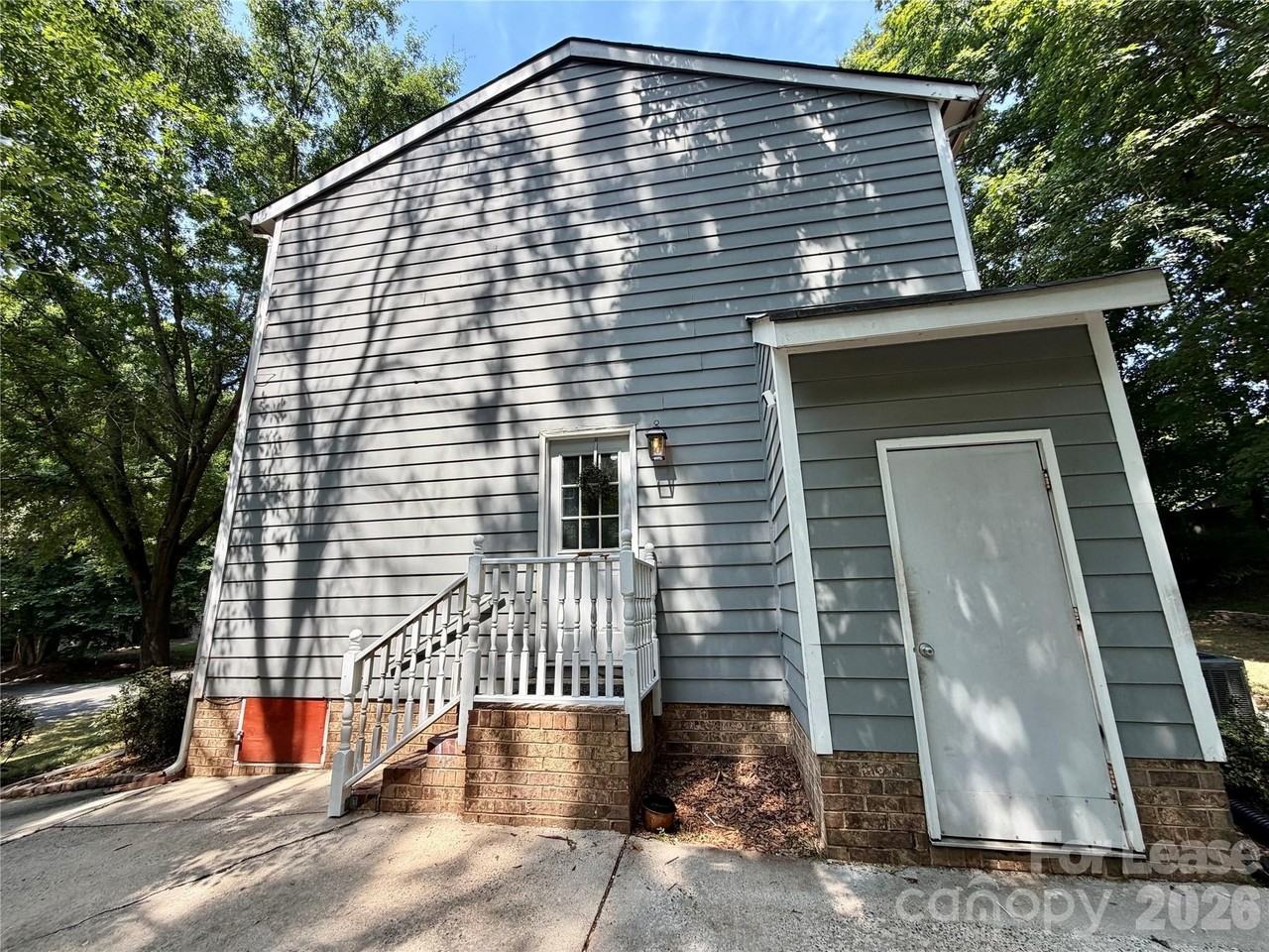 11809 Lansbury Ct - Photo 3 of 31