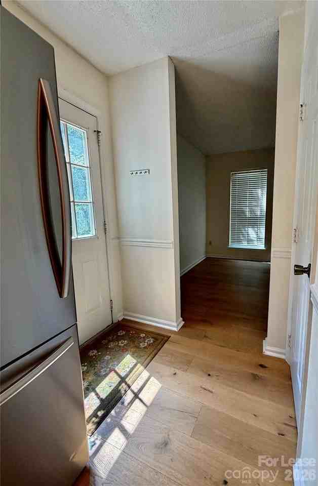 11809 Lansbury Ct - Photo 4 of 31