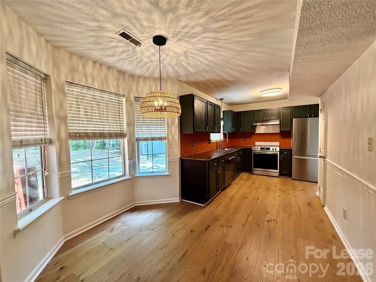 11809 Lansbury Ct - Photo 7 of 31