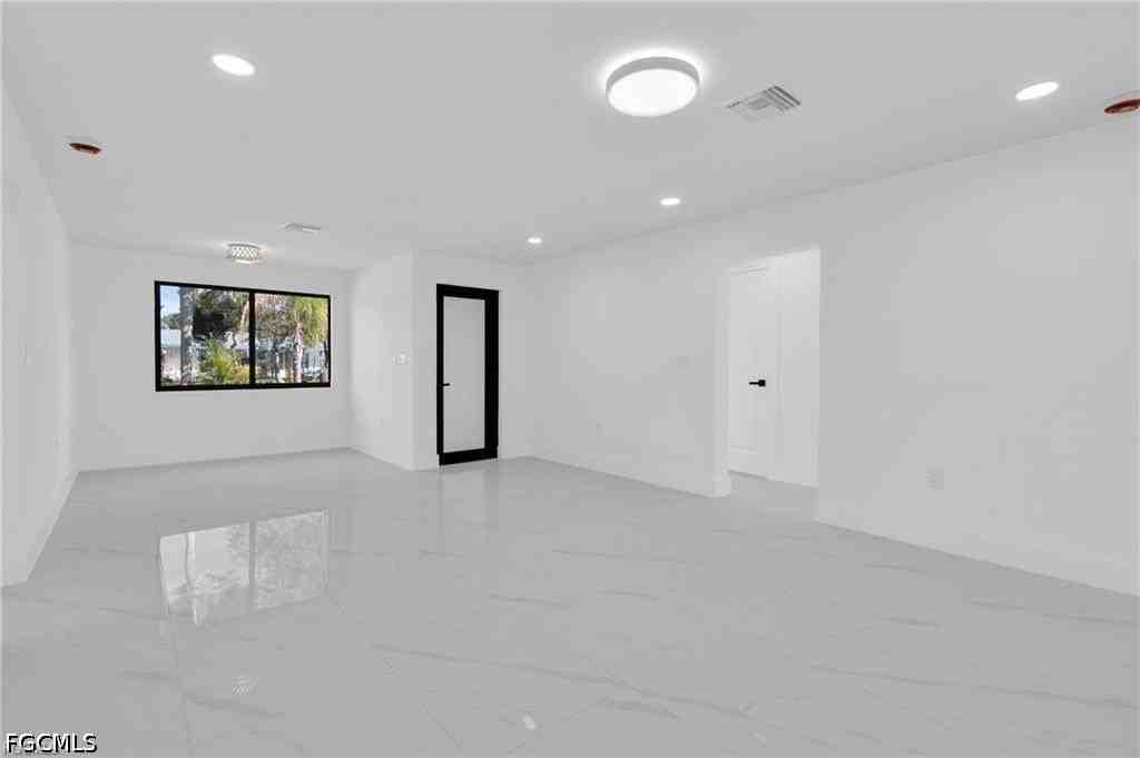 356 New York Dr - Photo 4 of 34