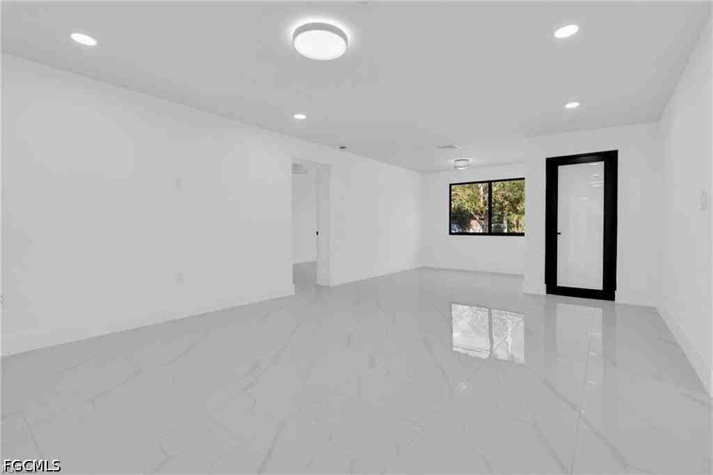 356 New York Dr - Photo 5 of 34