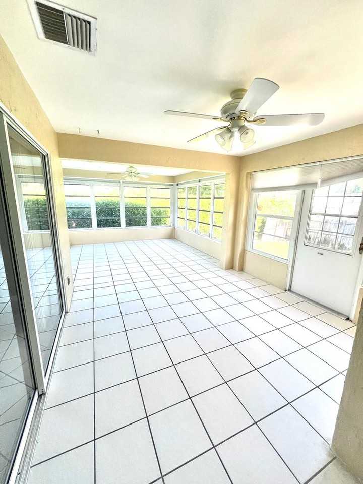 1385 Illinois Dr - Photo 3 of 12