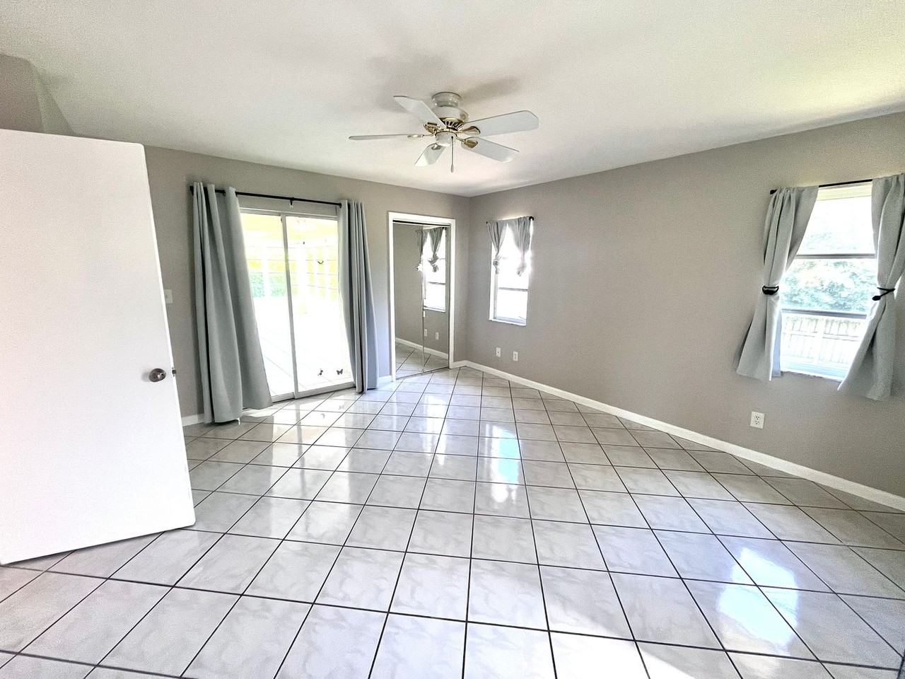 1385 Illinois Dr - Photo 5 of 12