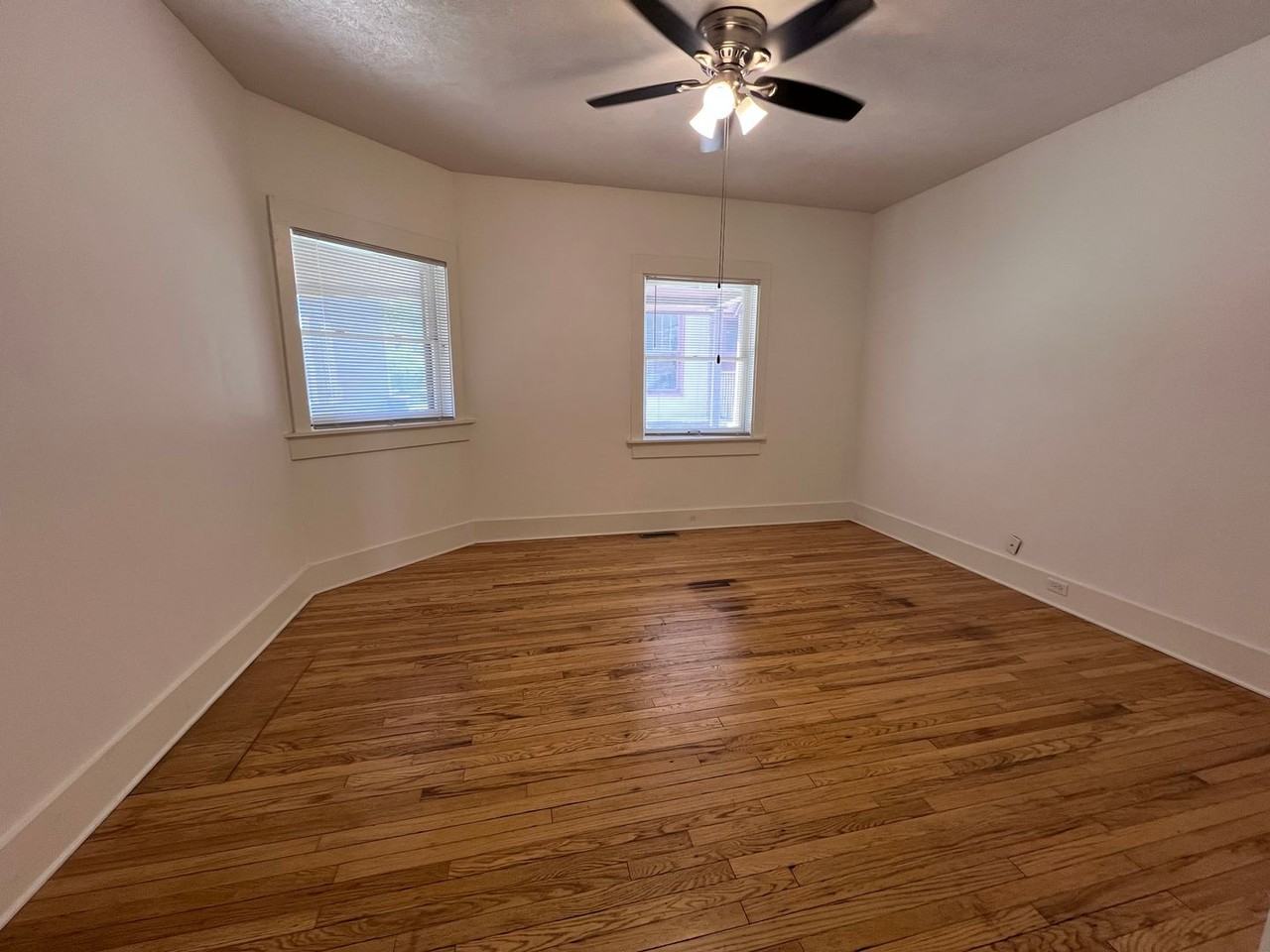724 Fairview Ave Ne - Photo 5 of 22