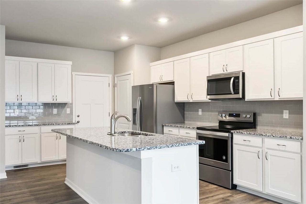 2408 Sw Plaza Pkwy - Photo 2 of 11