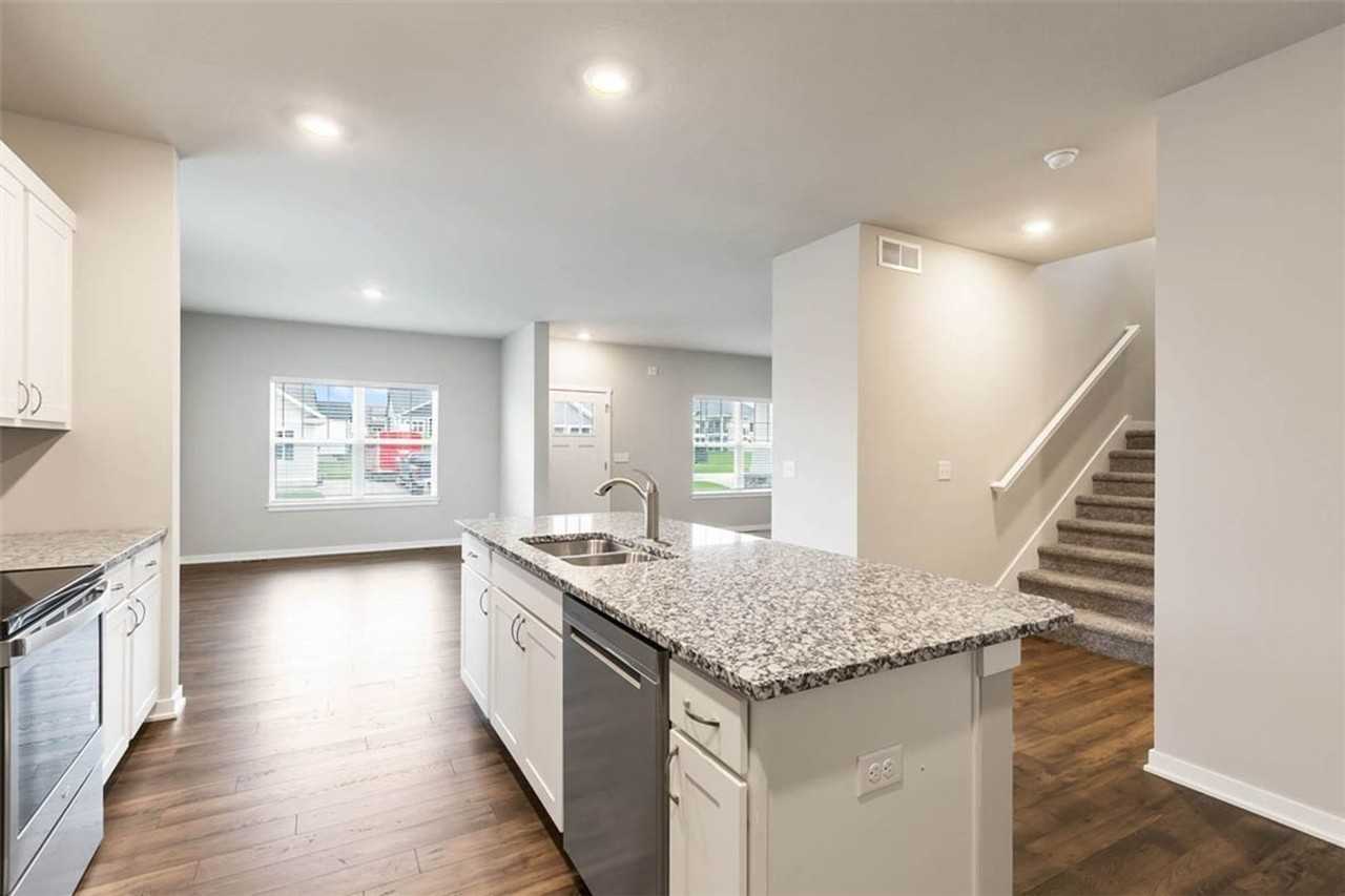 2408 Sw Plaza Pkwy - Photo 5 of 11