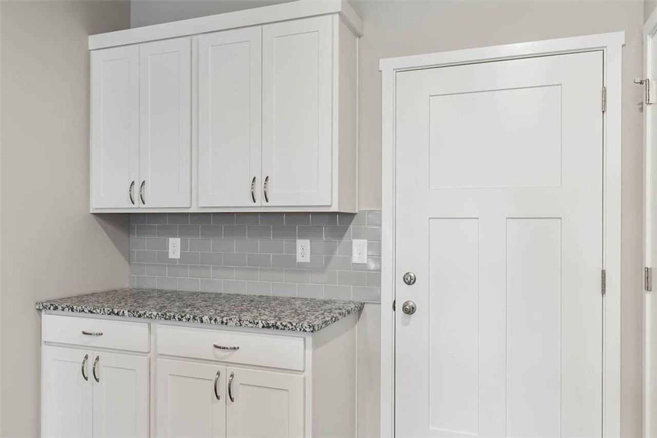 2408 Sw Plaza Pkwy - Photo 6 of 11