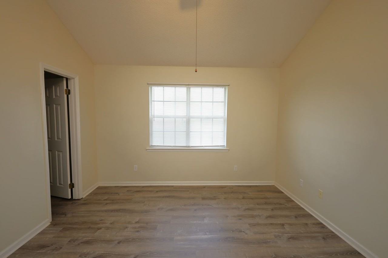 4200 Shadowwood Dr - Photo 7 of 13