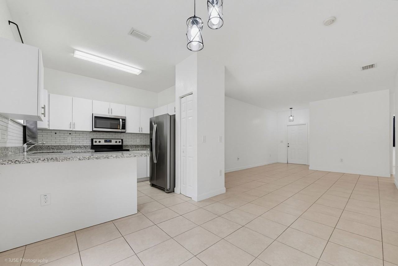 2630 Ne 3rd Dr - Photo 4 of 14