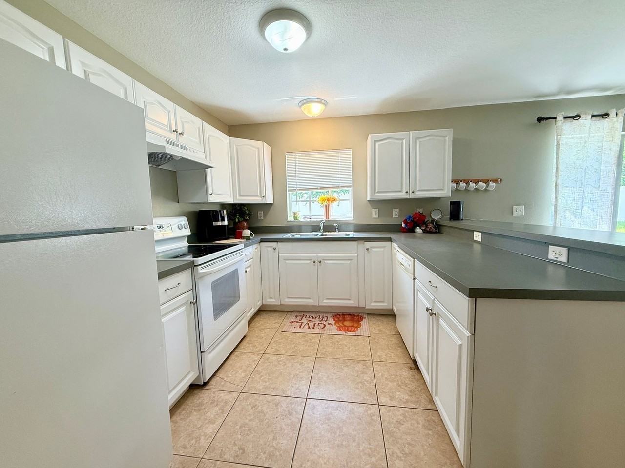 102 N Lady Mary Dr - Photo 4 of 32