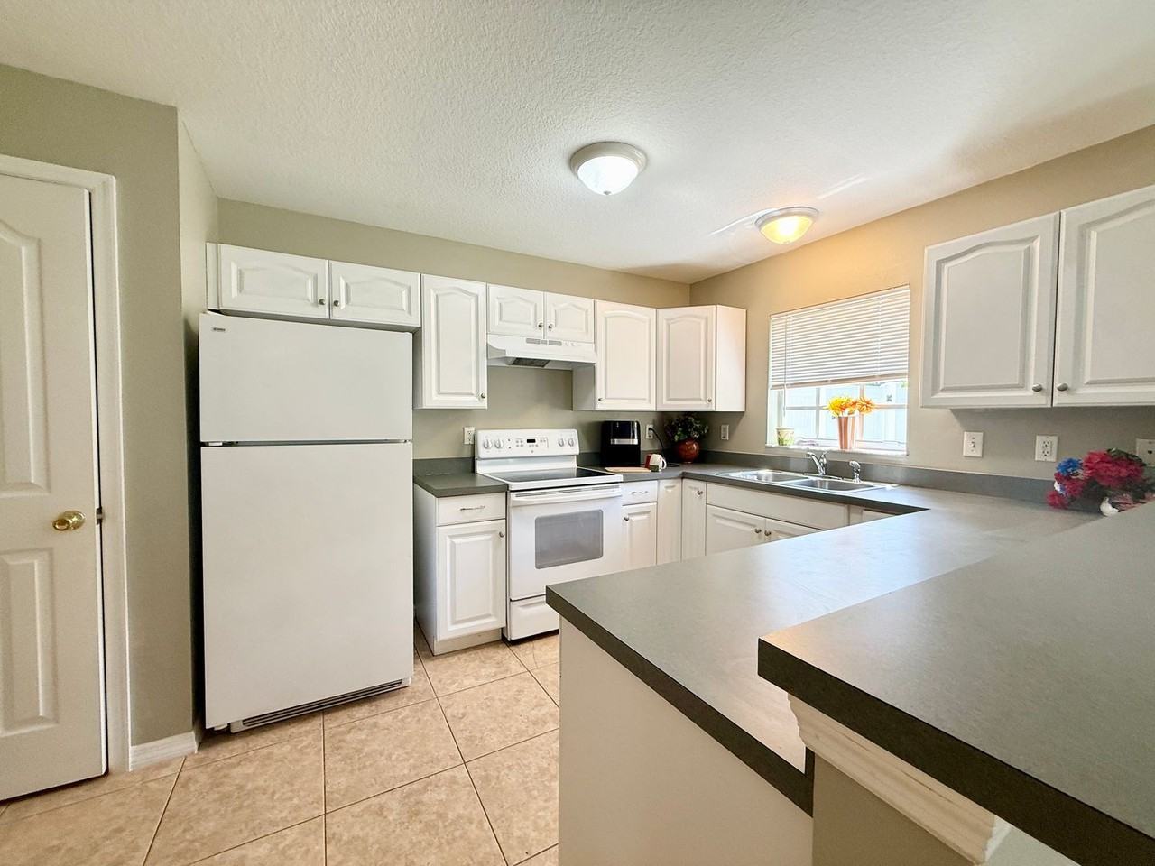 102 N Lady Mary Dr - Photo 6 of 32