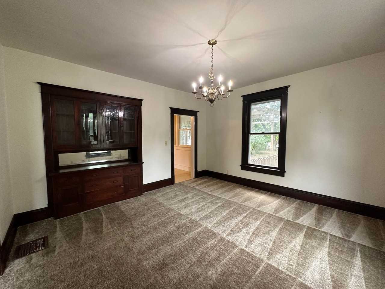 305 Phoenix Ave - Photo 4 of 14