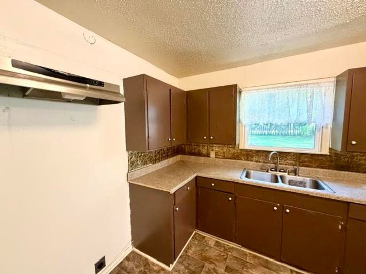 122 Meadowbrook St - Photo 2 of 12