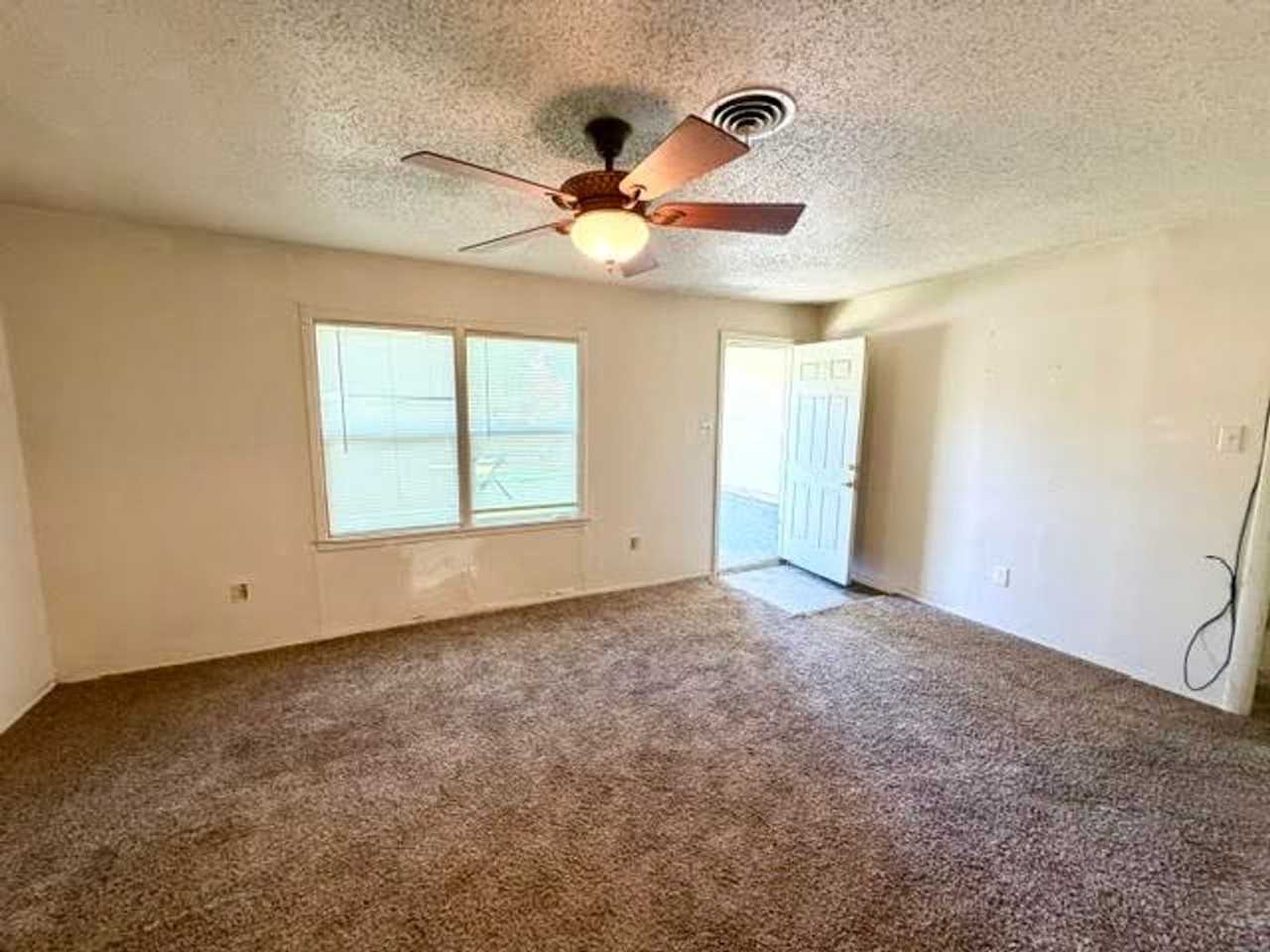 122 Meadowbrook St - Photo 4 of 12