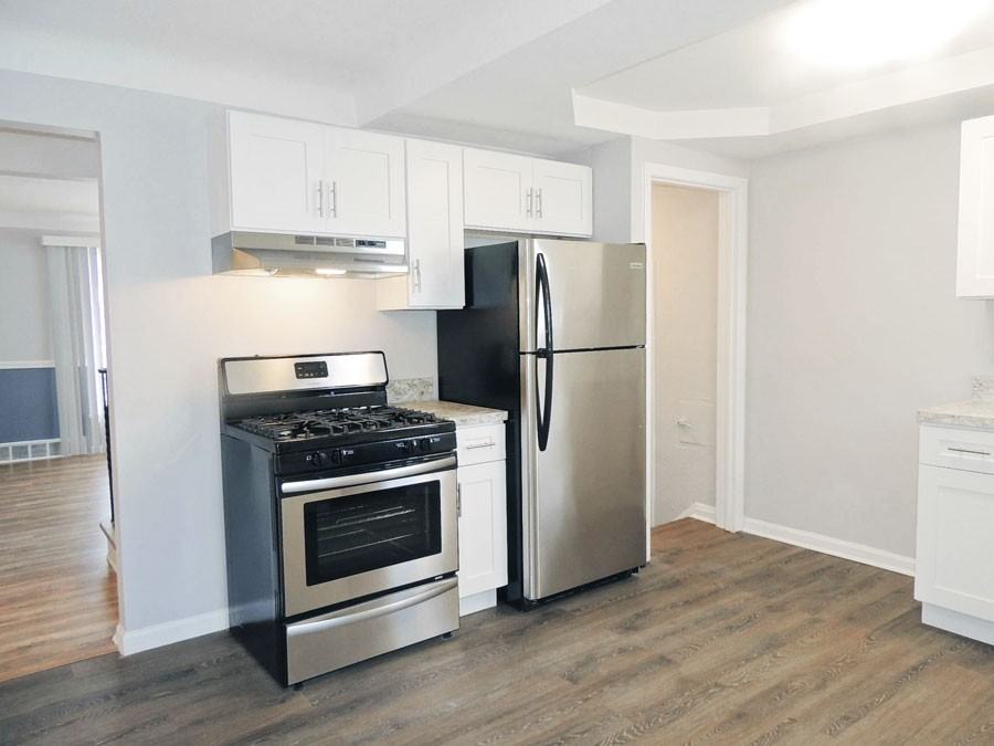 18201 Hazelwood Ave - Photo 5 of 15