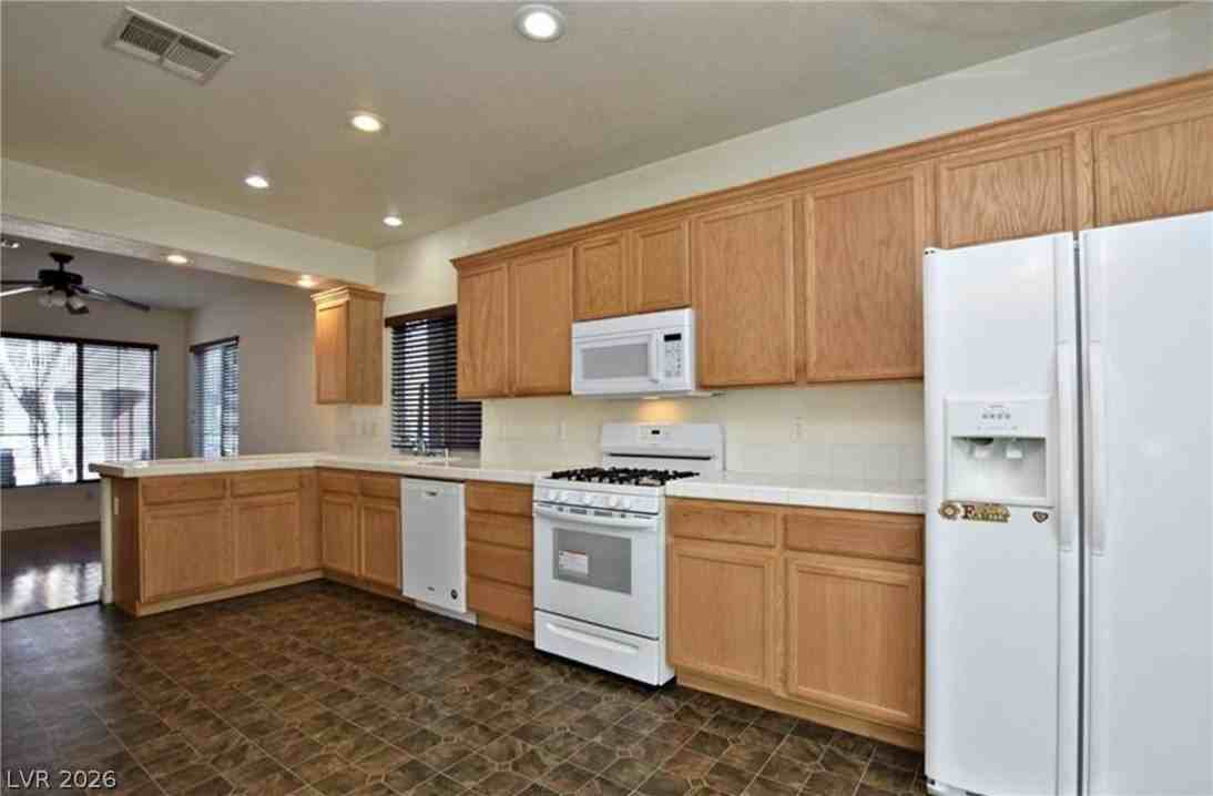 8273 Annual Ridge St - Photo 5 of 25