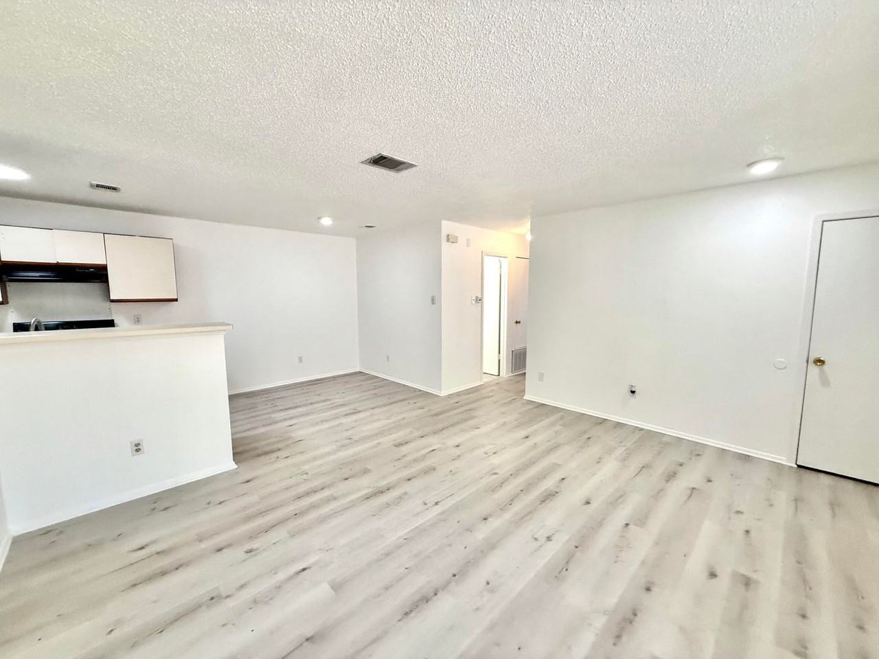 403 Country Aire Dr - Photo 2 of 12