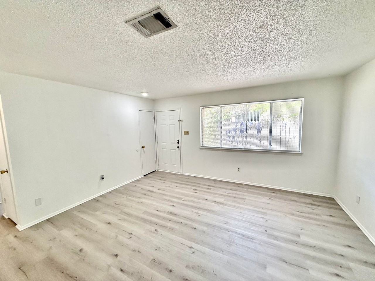 403 Country Aire Dr - Photo 4 of 12