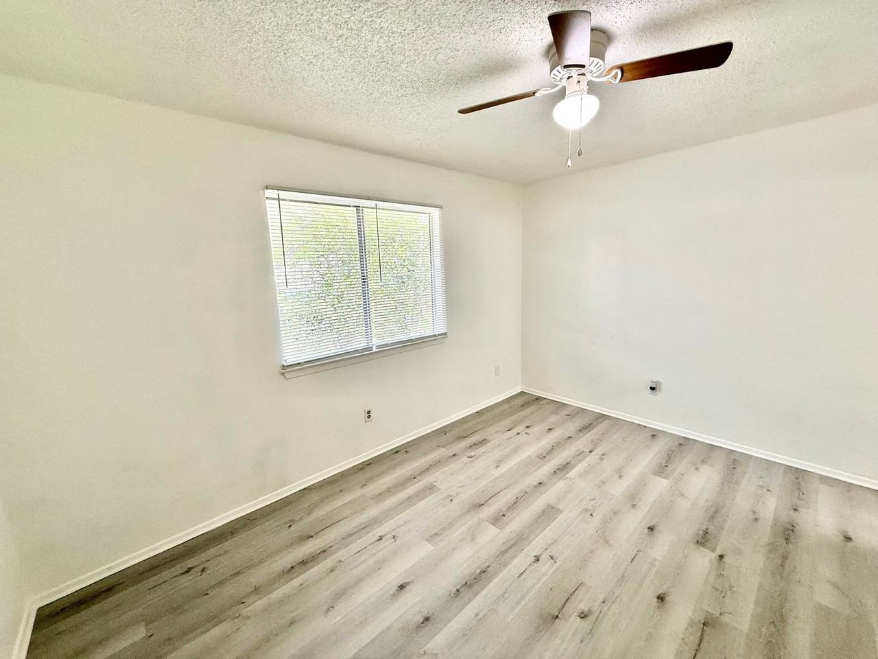403 Country Aire Dr - Photo 6 of 12