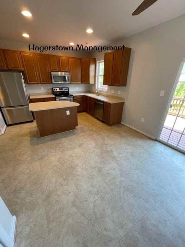 18319 Roy Croft Dr - Photo 2 of 15