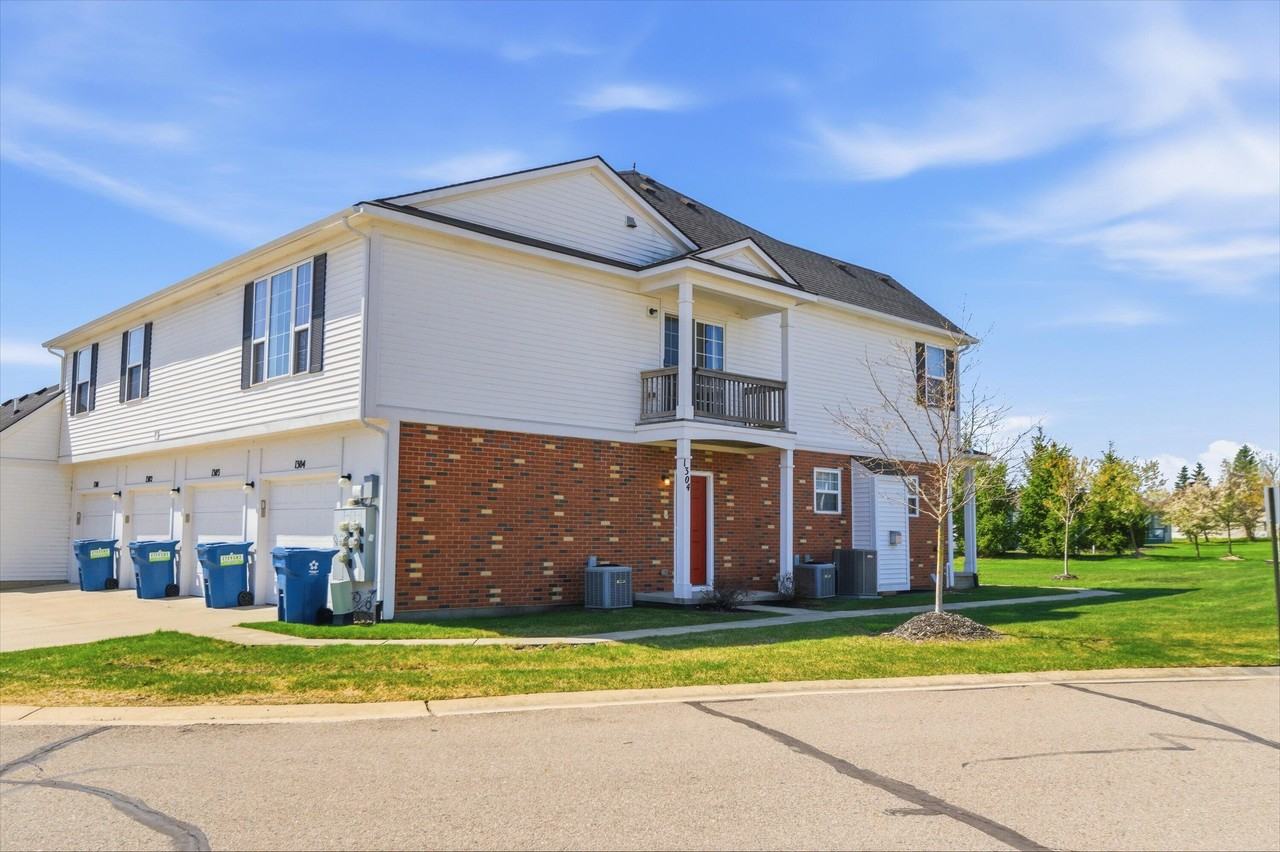 1304 Riversedge Dr - Photo 2 of 39