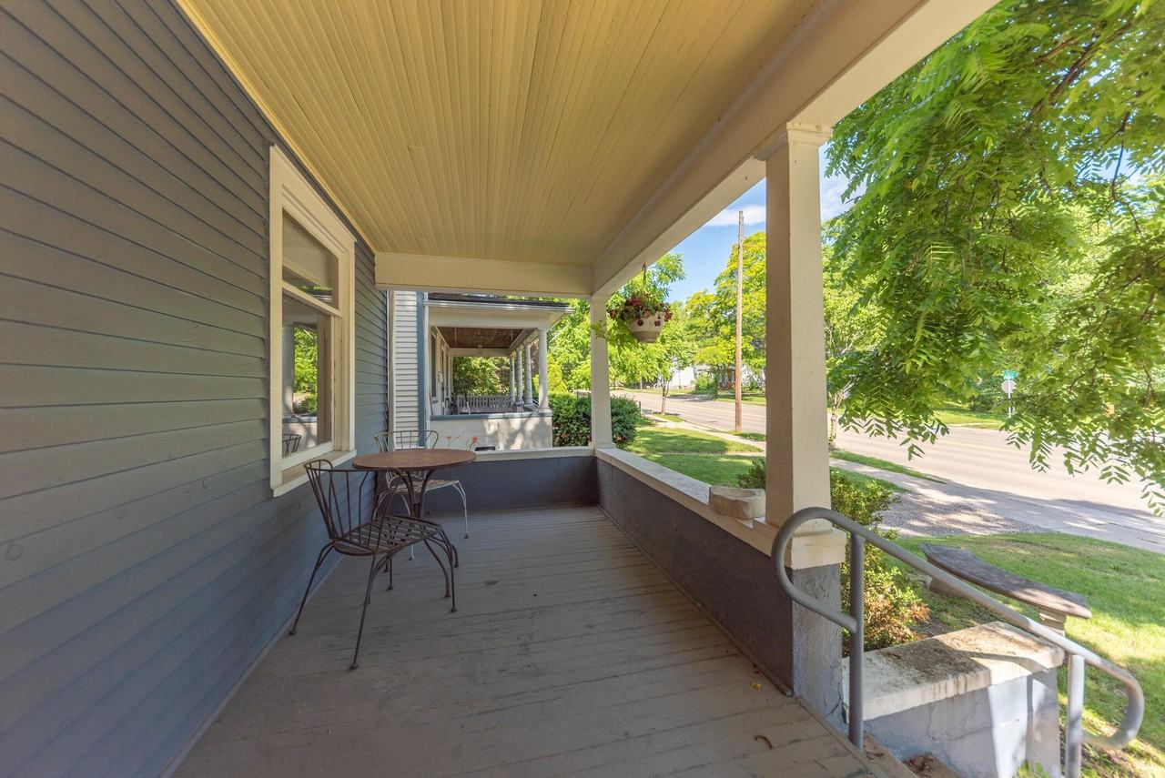1123 W Huron St - Photo 4 of 50