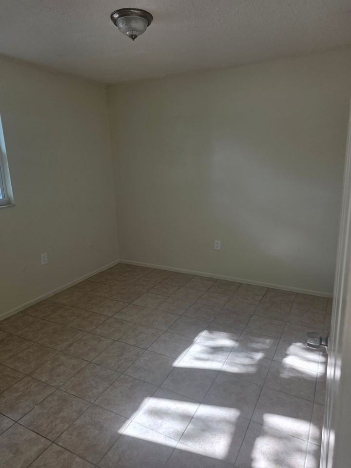 5608 7th Street Ct E - Photo 3 of 10