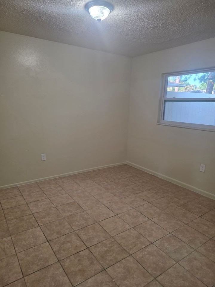 5608 7th Street Ct E - Photo 4 of 10