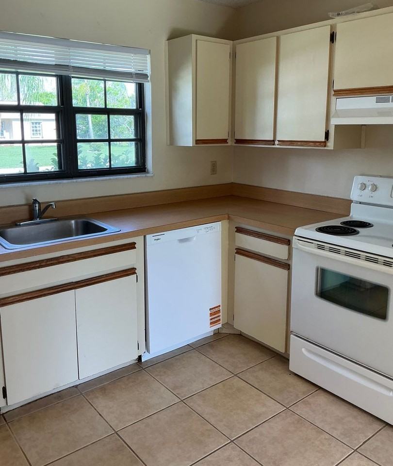 1537 Se Arenson Ln - Photo 3 of 9