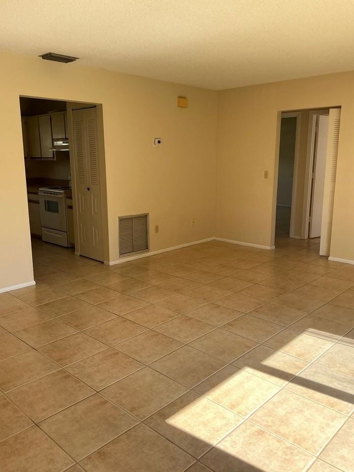 1537 Se Arenson Ln - Photo 5 of 9