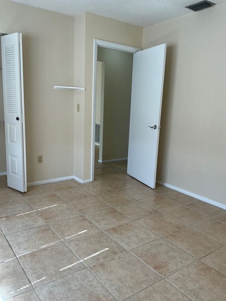 1537 Se Arenson Ln - Photo 7 of 9