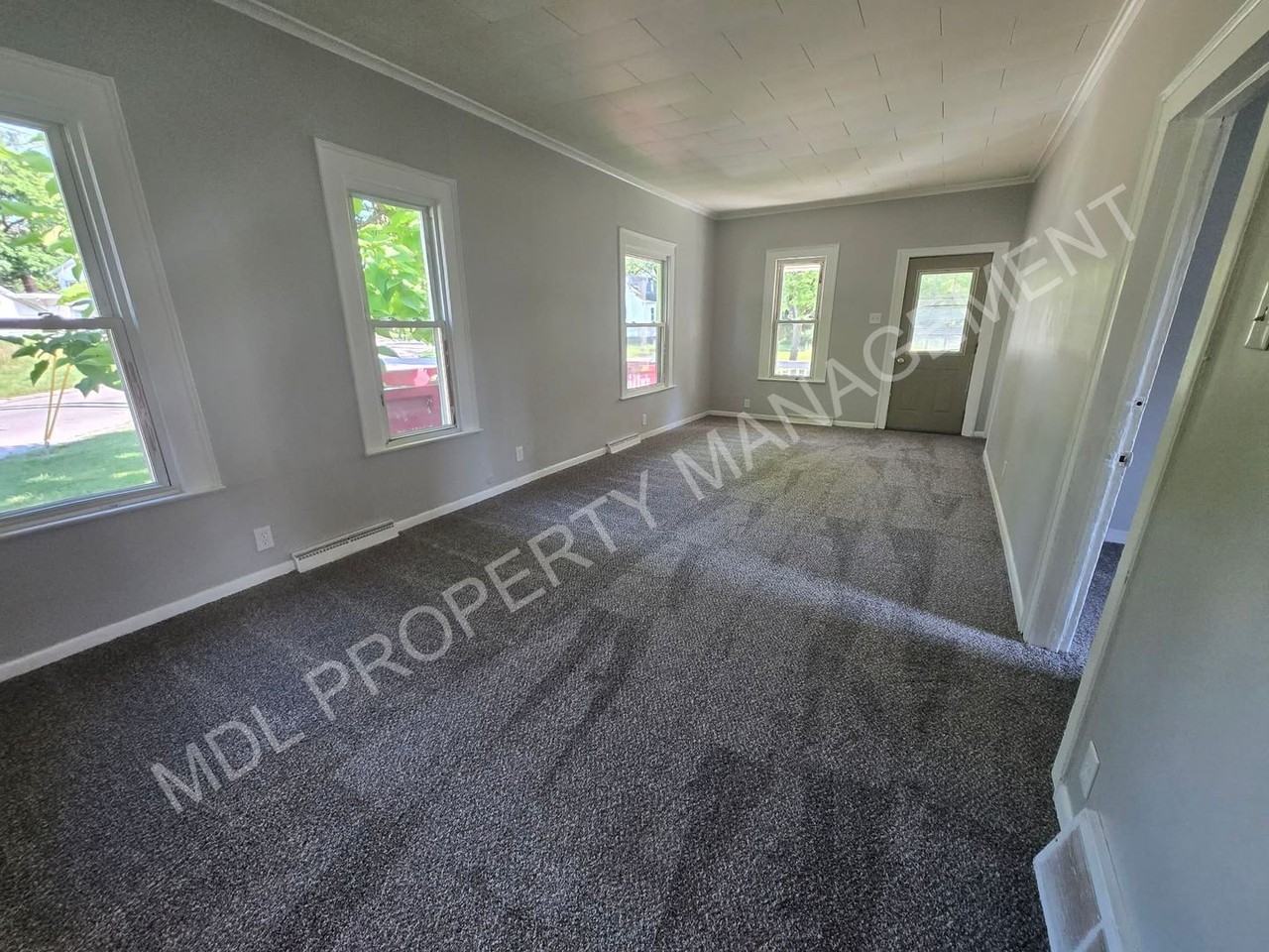 707 Lee St - Photo 4 of 7