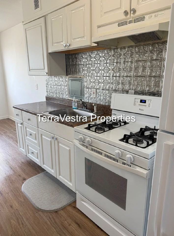 1003 Barclay Towers - Photo 5 of 23