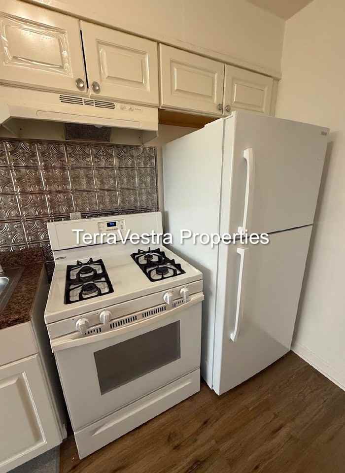 1003 Barclay Towers - Photo 6 of 23