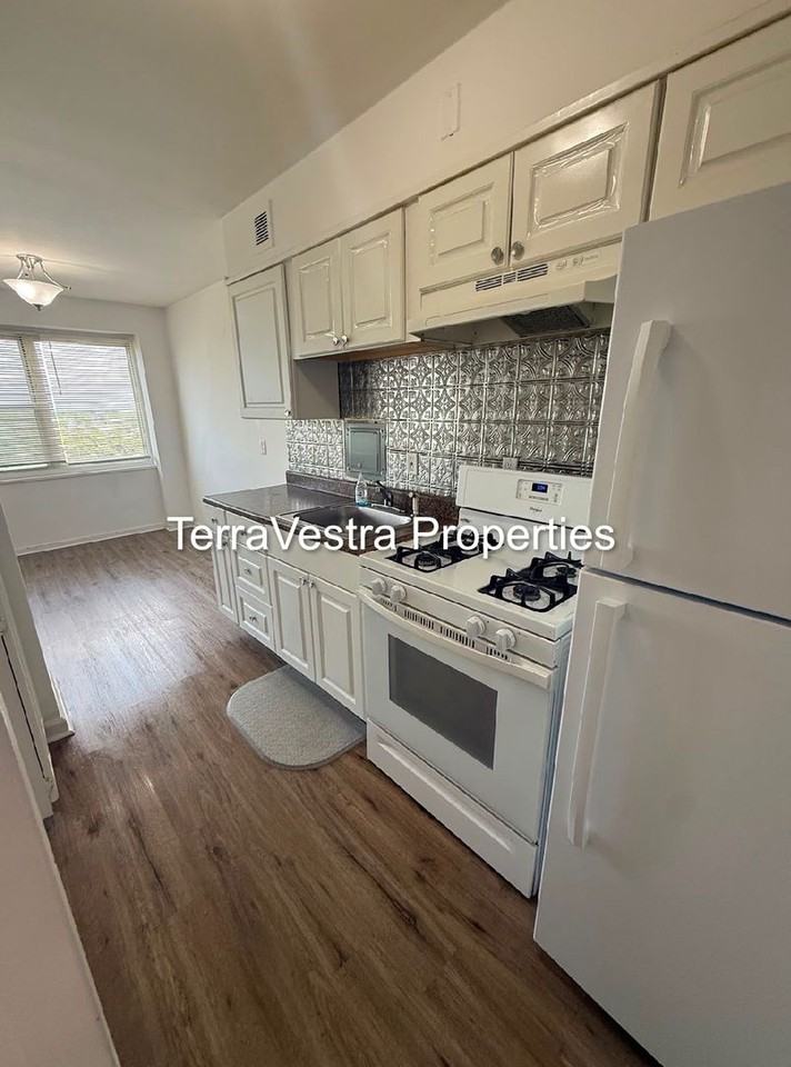 1003 Barclay Towers - Photo 7 of 23