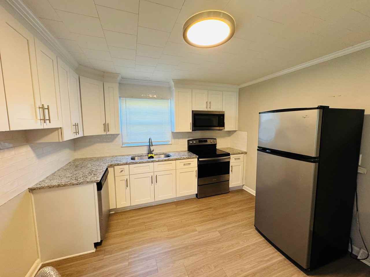 799 Sunderland Rd - Photo 2 of 9